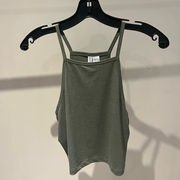 Green cropped tank top - Picture 4 of 6